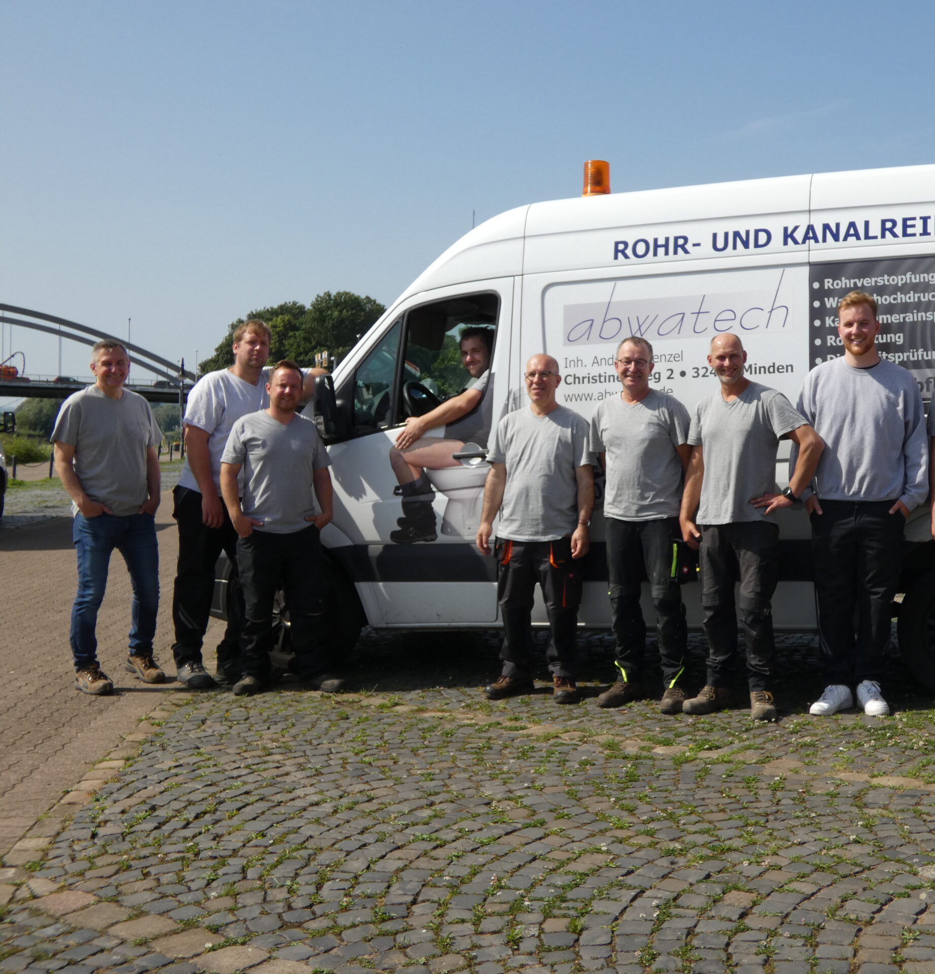 Das Team von abwatech vor dem Firmenfahrzeug